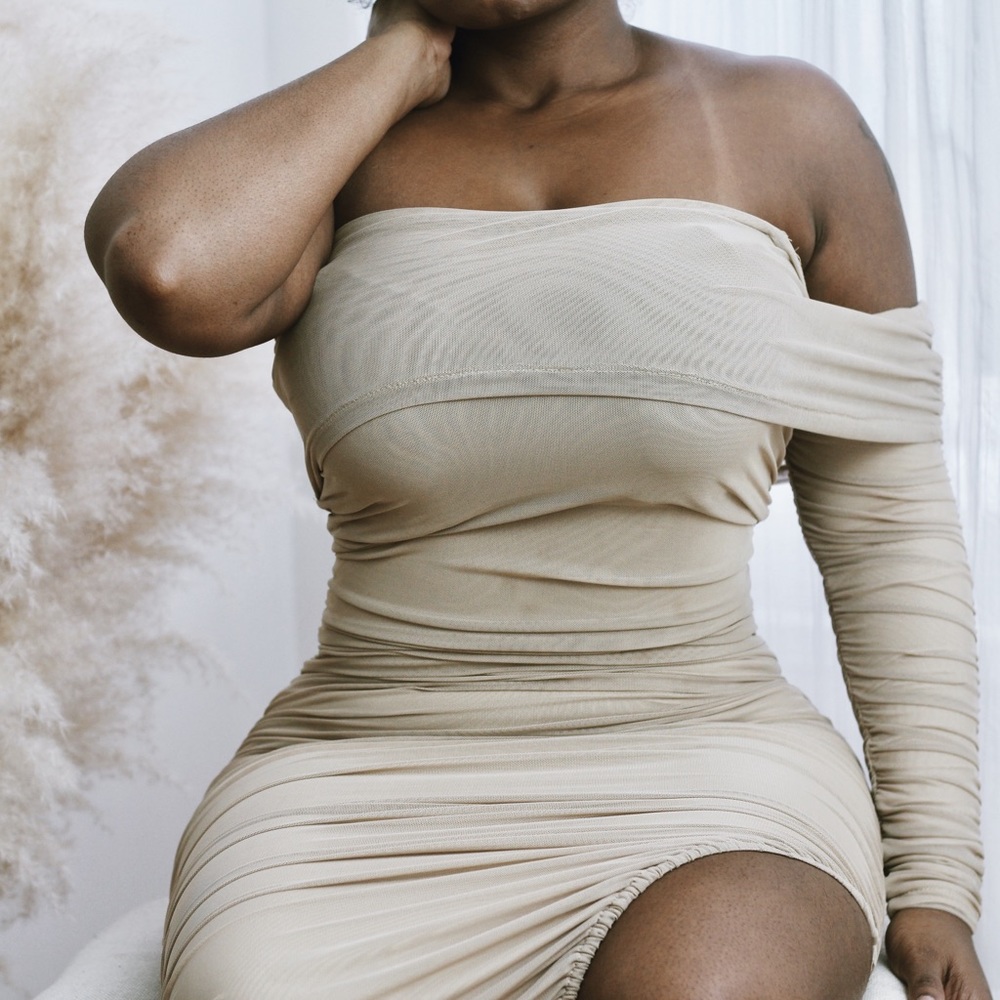 One Sleeve Ruched Midi Split Dress - Picture 3 of 9